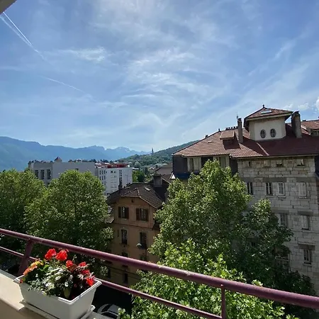 Espace Et Confort Au Coeur De Ville Annecy